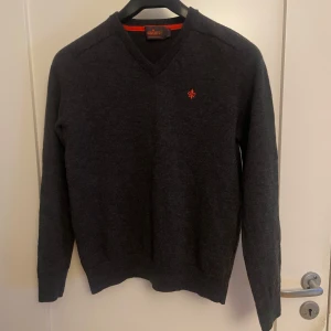 Mörkgrå tröja från Morris - Snygg mörkgrå tröja från Morris storlek S men sitter som XS. Bra skick! Skriv för mer info eller bilder!