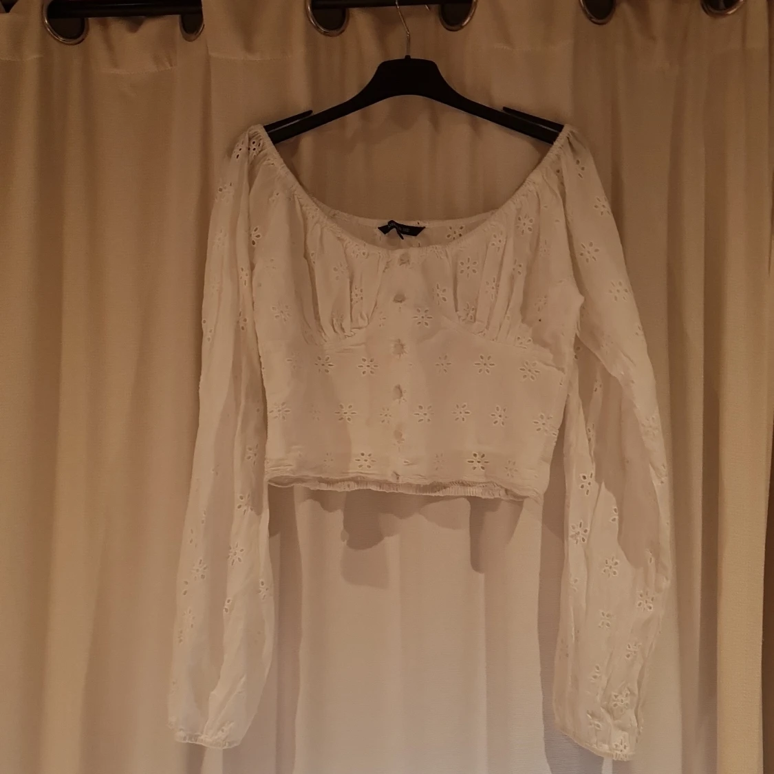 Vit blus med broderade blommor Amelie & Me