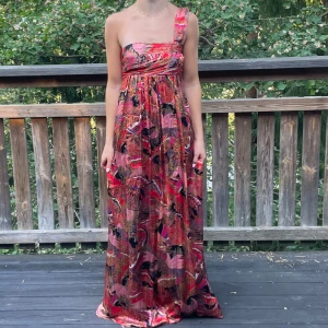 Balklänning - Mönstrad långklänning som både funkar som balkläning och som sommarklänning i storlek xs men tycker den passar som en S. Prislapp kvar, köpt ny på plick men passade ej mig. Dom två första bilderna är från tjejen jag köpte den från o dom andra två är egna bara att skriva vid frågor💗jag är 174 som refferens o den går ner till marken💗💗