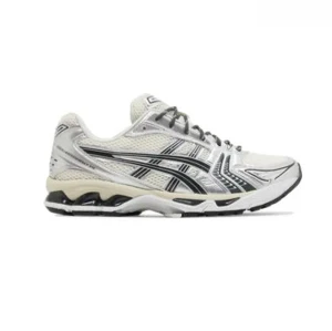 Vita Asics sneakers med svarta detaljer - Snygga sneakers från Asics i vitt med svarta och silverfärgade detaljer. Skorna har meshpaneler för extra andningsförmåga och en chunky sula som ger en sportig vibe. Perfekta för dig som gillar retrostil och komfort. Klassisk snörning framtill. Finns storlek 41-43!