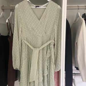 Ljusgrön klänning - Jätte fin klänning från Vero Moda, stl S använd en gång