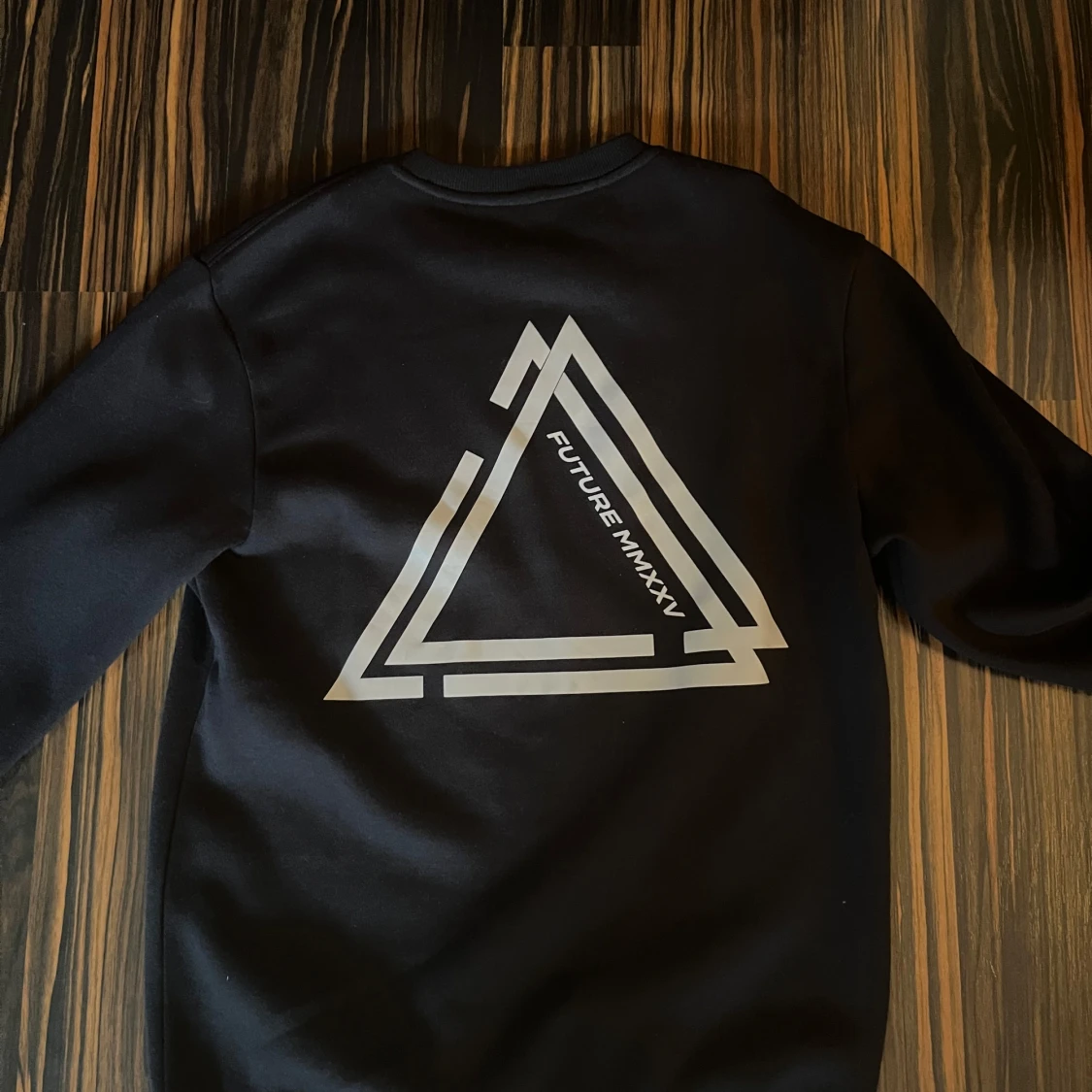 Svart sweatshirt Future MMXXV Divided XS - 1