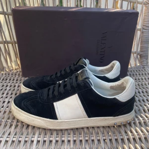 Valentino flycrew  - Hej! Säljer nu dessa svin feta valentino flycrew. Skorna är i bra skick, små defekter i hälen. Har box till skorna. Size 40 passar 41-41,5. Hör av dig vid frågor