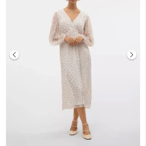 Blommig långklänning med v-ringning - Jättefin sommarklänning, helt ny aldrig använd, prislappen sitter kvar. Köpt för 500kr🥰400 eller 450kr😊