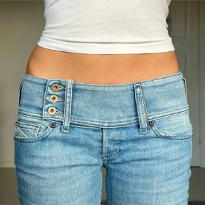 Diesel jeans - Midjemått: 36cm rakt över, innerbenslängd: 80cm 💕