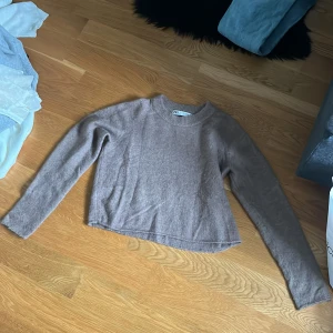 Beige stickad tröja från Zara str S - Mysig beige stickad tröja från Zara i storlek S. Tröjan har en enkel design med rund halsringning och långa ärmar. Den är fluffig och mjuk, perfekt för kyliga dagar. Passar dig som gillar en basic men ändå trendig look.