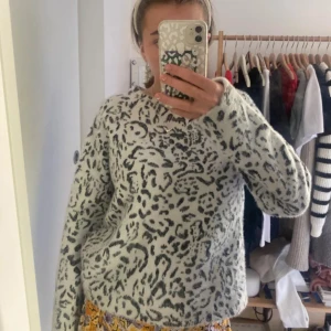 Stickad tröja - Mysig tjocktröja i leopardmönster. Skriv för fler bilder och frågor