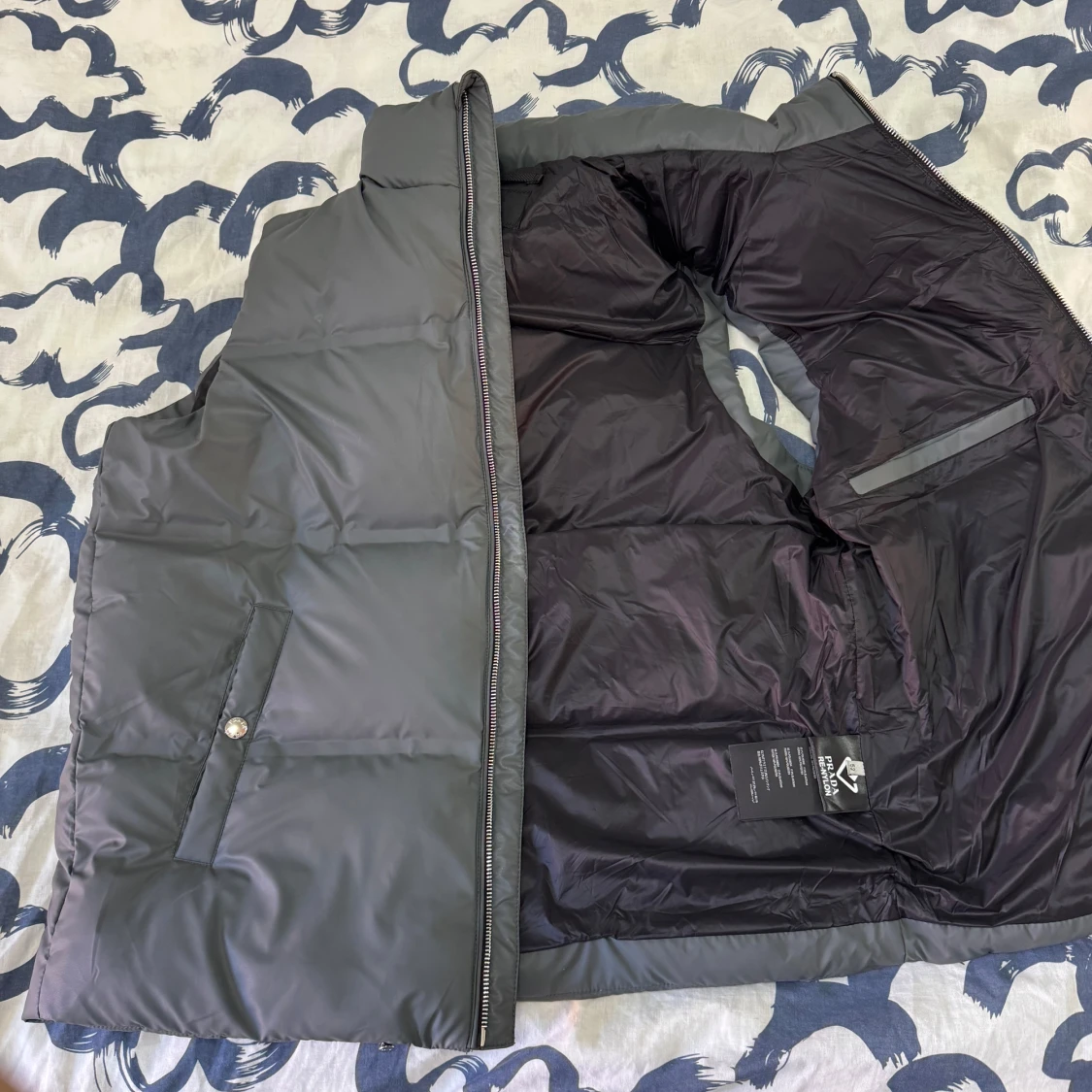 PRADA VÄST HELT NY  - 1