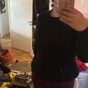 Svart stickad tröja från 157 - Säljer en svart stickad tröja från 157 i storlek XL. Tröjan har grovstickat mönster, rund halsringning och långa ärmar. Perfekt för lager-på-lager och enkel att matcha med olika outfits.