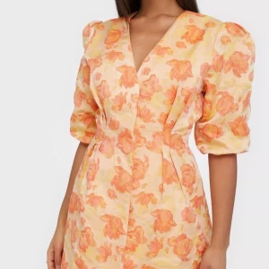 Söker Adoore klänning  - Söker denna adoore klänning i storlek XS/S, 34,36