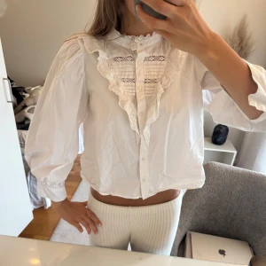Blus/skjorta - Säljer så fin blus med broderier!🥰