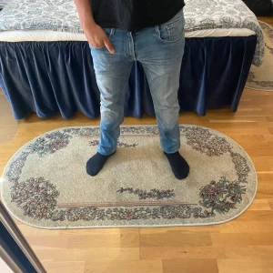 Replay Anbass ljusblå jeans herr - Tjena! Säljer dessa snygga ljusblåa Replay Anbass jeans i storlek 33/34 i modellen slim fit. Skicket är 9/10 och de har inga defekter. Jag på bilden är runt 175 lång och väger runt 65 och de är lite stora i midjan och längden. Hör gärna av dig för frågor eller extra bilder!
