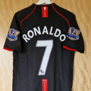 Cristiano Ronaldo fotbollströja Manchester United 07-08 - Cristiano Ronaldo Manchester United repIika fotbollströja 07-08. Helt ny med tag. Storlek: Small