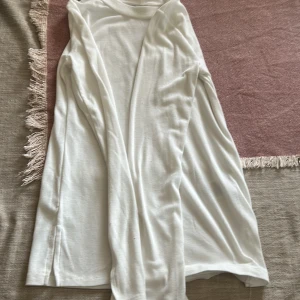 En vit långärmad tröja, och en svart  - Säljer nu en vid långärmad tröja från Gina i stl s, sen också en svart långärmad tröja från jdy i stl s