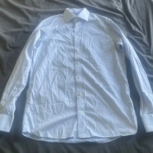 Ljusblå skjorta från Eton, strl 40 - Eton skjorta ljusblå färg Fint skick och inga skador 100% bomull 40 cm halsmått (Ungefär Medium size)