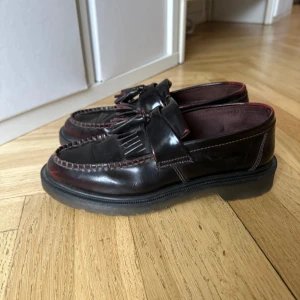 Dr Martens Adrian - Köpta här men ej kommit till mycket användning då de dessvärre är en halv stl för stora för mig. 