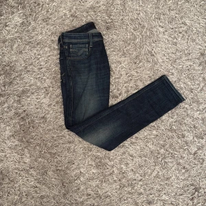 Replay anbass  - Säljer nu ett par feta replay anbass jeans i storleken 28/32 men de sitter som 29/32. Skicket på jeansen är riktigt bra. Har du den minsta funderingen är det bara att fråga!