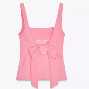 Trendig Rosa topp💖 - Supersöt rosa topp från Zara  med breda axelband och stor rosett i ryggen. Toppen har en feminin och trendig design som passar perfekt till sommaren. Materialet känns mjukt och bekvämt mot huden.