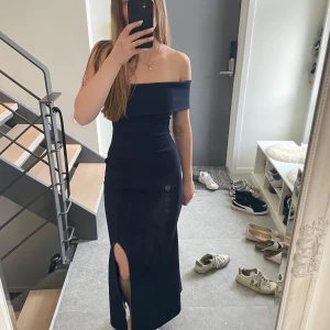 Marinblå långklänning från WAL G PETITE - Intressekoll på en skitsnygg mörkblå off shoulderklänning från zalando. Perfekt till balen! Helt ny med prislapp kvar💕💕 Den sitter perfekt på mig som brukar va s. Skriv om ni har frågor!