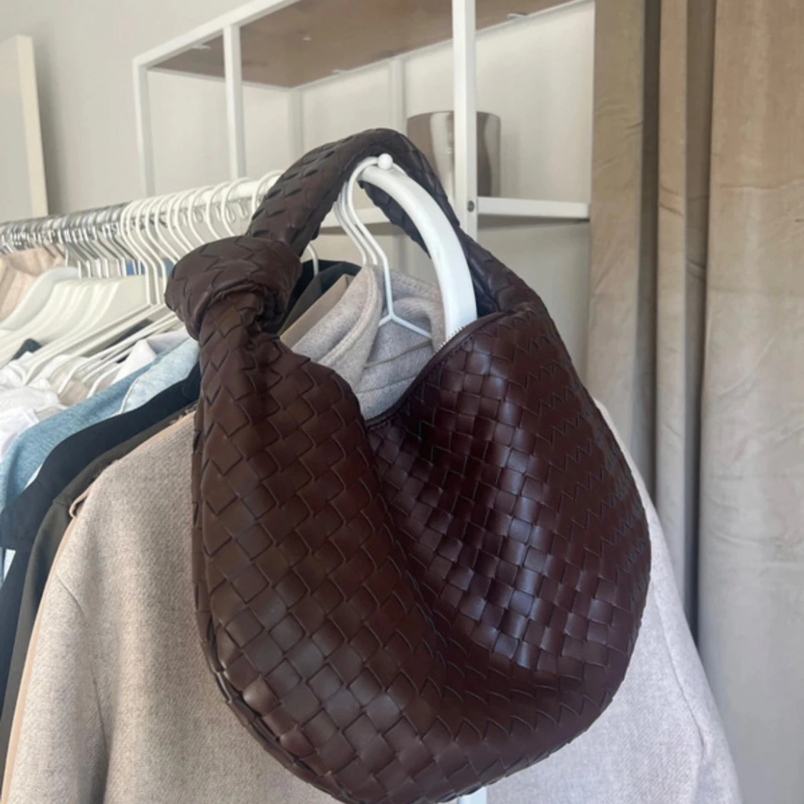 Vinröd flätad axelväska i skinn med Knut 