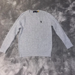 Stickad Ralph Lauren tröja - Säljer en fina stickad tröja av Ralph lauren, säljer den pågrund av att den var för liten och ej passade mig. Den är knappt använd och har inga hål eller fläckar av något slag. Perfekt tröja för en casual look. Skriv om ni har några frågor