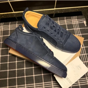 Mörkblå Louboutins  - Säljer ett par stilrena Louboutins i storlek 42.Skorna passar perfekt nu till sommaren. Dustbag och boxen kommer även med. OBS fast vid mitt pris!