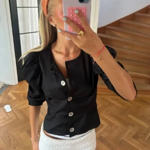 Svart blus  - Hejsan Finisar, nu säljer jag min vackra blus som är köpt av Filippa montan här på Plick sen innan!! Den är som ny och använd två ggr sen köpt. Säljer pga bytt stil❣️skriv vid intresse eller fler bilder💕