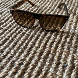 solglasögon från Ray-Ban - Snygga solglasögon från Ray-Ban i klassiskt brunmelerat mönster. Modellen är boyfriend. Nästan som nya bara andvönda kanske 3 gånger men finns inget tecken alls på sndvöndning