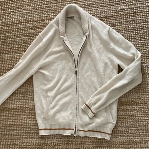 Stenströms zip tröja - En mycket snygg zip tröja från stenströms i storleken M. Den har knappt används och har inga defekter. Den är ganska tunn och är i merino ull så därför är den alldeles perfekt för sommaren som nalkas. Vill man ha fler bilder eller har man några funderingar är det bara o skriva!