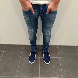 Dondup Jeans George  - Dondup Jeans George! Trendigaste jeansen på marknaden.  Storlek= 29 fits 30 Skick= 8/10 ny pris 4000 kr Säljs för= 900kr Modellen är destroyed från fabrik vilket är sjukt populärt  Populär och sällsynt modell! Dondup märket på bilden ja visa sitter lite löst men inget som syns!