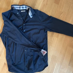 Burberry skjorta - Tja säljer denna feta burberry skjorta som nästan är i nyskick för 999kr! Nypriset är 4000kr ungefär💯💯 Jag kan absolut gå ner i pris såklart!