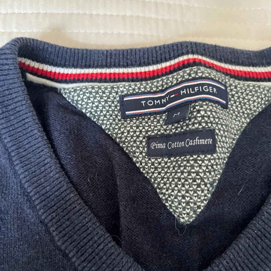 Mörkblå v-ringad tröja Tommy Hilfiger - 1