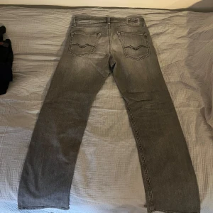 Replay jeans - Säljer dessa riktigt snygga jeans från replay! Nypris 900kr. Riktigt bekväma i en snygg grå färg. Är 170 cm lång. Skriv vid minsta fundering!💪🏻