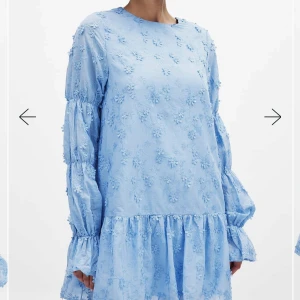 Na-kd klänning - Superfin sommarklänning från na-kd som är i superbra skick, nypris 700kr, klänningen liknar bilden i annonsen, där är samma färg och har samma mönster men är bakvänd så öppningen är framåt, skriv för mer bilder och priset kan diskuteras 😊storlek 36,  S/M 