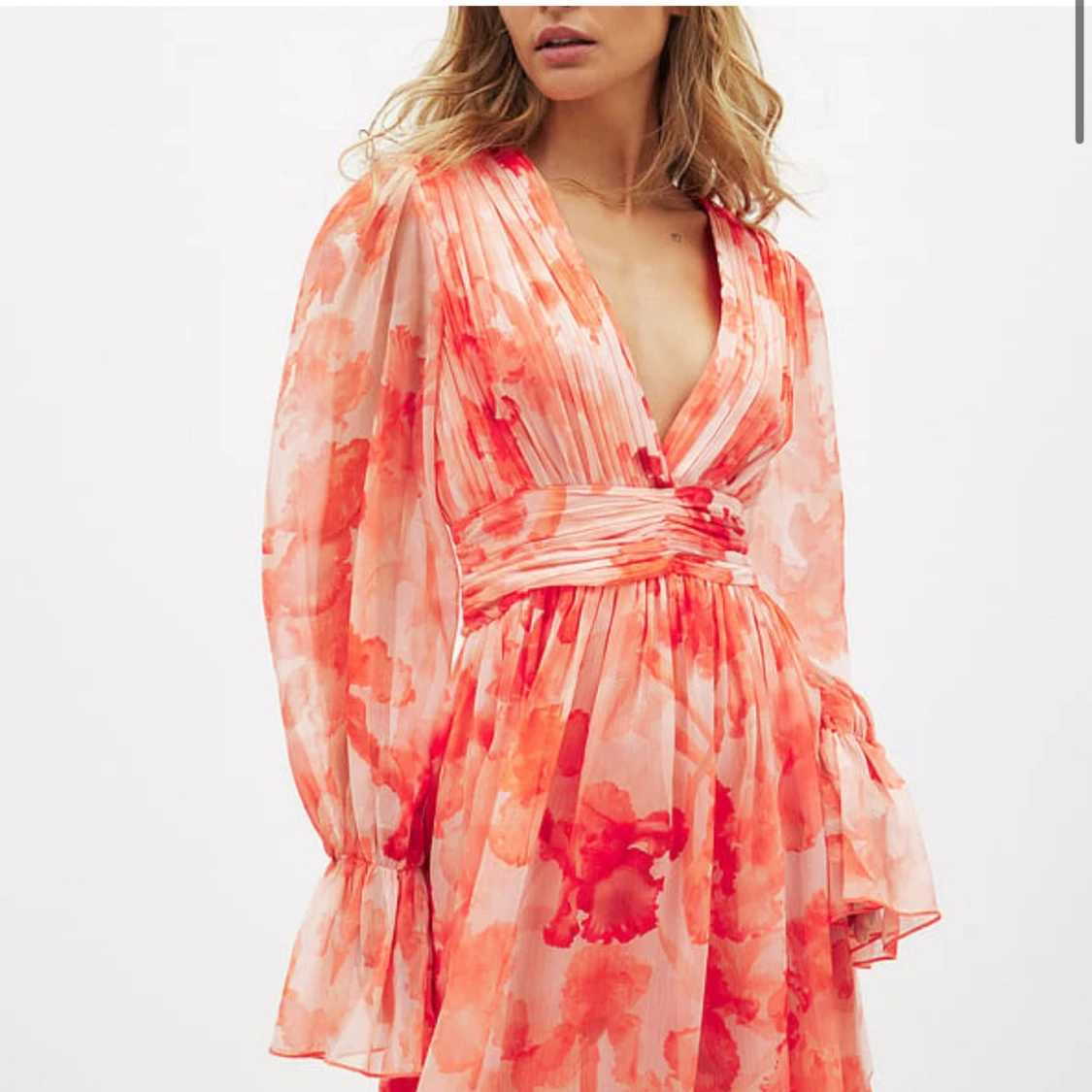 Blommig kortklänning med volang och v-ringning