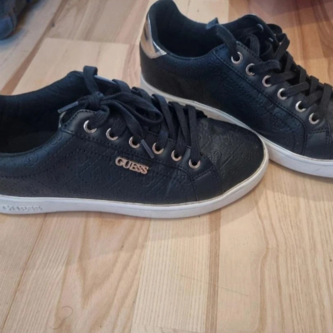  Guess med silvriga detaljer