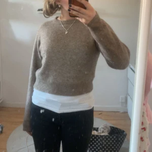 Beige stickad croppad tröja - Superfin tröja som är perfekt med ett linne eller t-shirt under❤️ s men passar xs