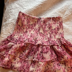 Rosa blommig volangkjol från Gina Tricot  - Supersöt kort kjol från Gina tricot med blommigt mönster i rosa och ljusbeige toner💕Skriv för fler bilder!!