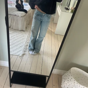 Ljusblå raka jeans - Säljer ett par ljusblå jeans med rak passform och normal midja. Jeansen har klassisk femficksdesign och är tillverkade i denim. De har slitits upp där nere (se bild) men det kan man lätt vika eller klippa bort