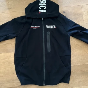 Hoodrich set - Ett hoodrich set köpt 2023 men aldrig använt. Köptes i london och insåg att de inte passade mig när jag kom hem. Tröja och byxa kanske kan säljas separat för rätt pris. Storlekarna är lite små så en som har medium hade nog passag bättre. Pris inte hugget i sten