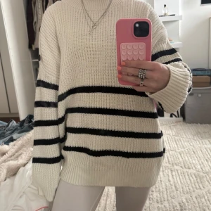 Oversized randig stickad tröja!  - Säljer min oversize tjocktröjan i L men skulle mer säga en M❤️ Är ganska kort så den sitter även lite större på mig 