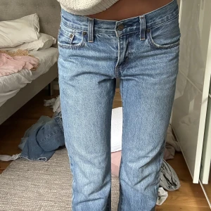Levis 501 blå jeans - Klassiska blå Levis 501 jeans med raka ben och medelhög midja. Storlek 34