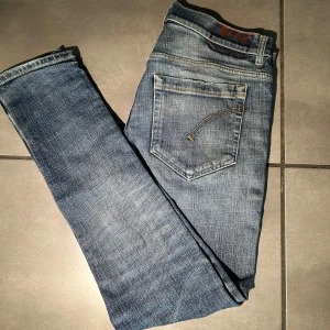 Dondup George Jeans - Säljer nu mina svinsnygga blåa dondup jeans i grymt skick utan någon defekt! Köpta för ca 4000kr. Strl 33 och passar mig bra som är 1,84! Hör av er vid minsta fundering!🤝🤝