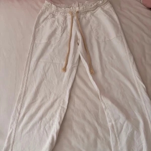 Vita linnebyxor - Lågmidjade, vita linnebyxor i storlek XS men passar mig som har S. Ser ut som dem från Roxy. Fickor på framsidan och baksidan. Oanvända!!💗