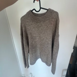 Alpacka tröja från HM - Mysig beige stickad tröja med rund hals och långa ärmar. Perfekt för kyligare dagar och enkel att matcha med olika outfits. Alpacka från HM🤍