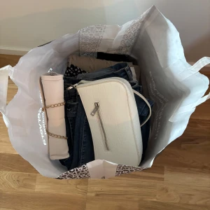 Mystery bag  - Påsen väger 5kg Säljer en mystery bag men massa olika grejer från väskor, jeans, hoodies, toppar, shorts, linnen, smycken och en liten tack present för köpet 