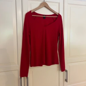 Långärmad tröja - Röd ribbad långärmad tröja.