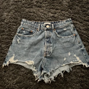 Blå jeansshorts Zara - Säljer ett par blå jeanshorts från Zara, högmidjade, storlek 40.💗