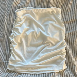 Kjol - Vit kjol ifrån shein, aldrig använd! Har sömm på sidorna så de formar sig efter kroppen mera, går till knä/ lår