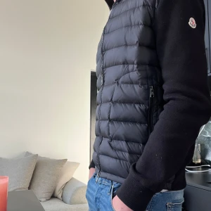 Svart cardigan  från Moncler - Säljer en svart cardigan från Moncler. Storlek L. Den är äkta och har bevis.  Hör av er vid frågor:)